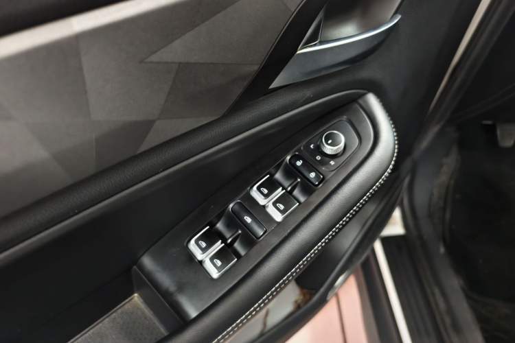 Used Geely Auto Vision X6 2021 PRO 1.4T Manual Luxury Model Interior 9