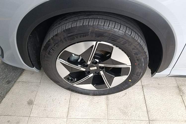 Used Geely Galaxy E5 2024 530km Long-Range Version Left Front Wheel Hub