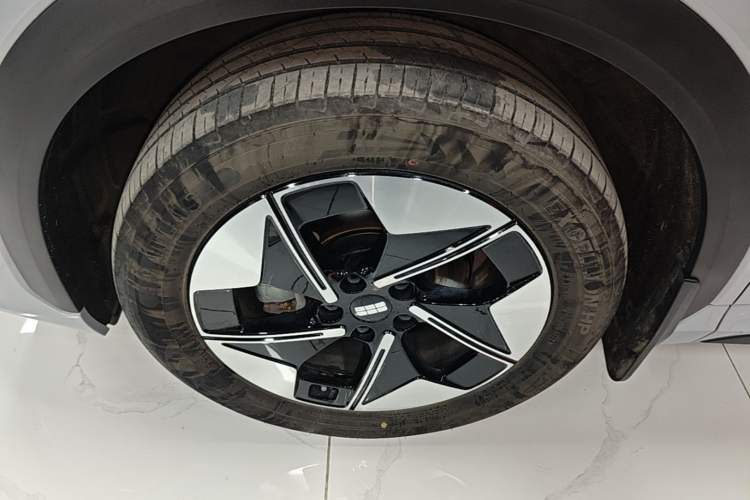 Used Geely Galaxy E5 2024 530 km Exploration+ Version Left Front Wheel Hub