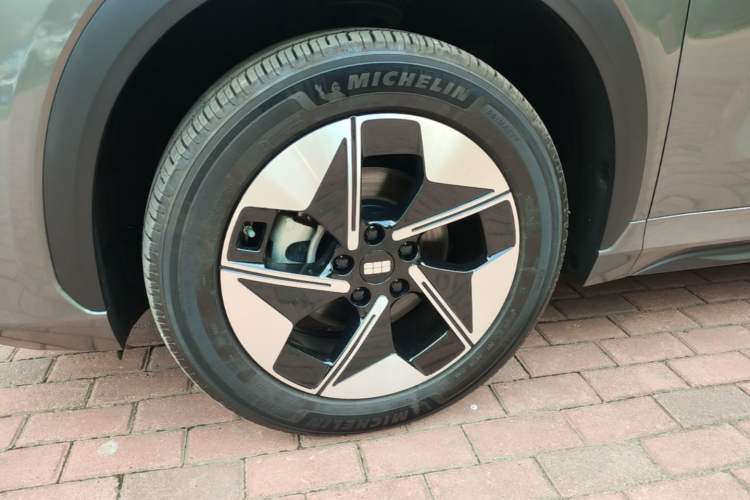 Used Geely Galaxy E5 2024 530 km Exploration+ Version Left Front Wheel Hub