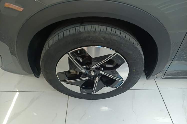 Used Geely Galaxy E5 2024 440km Exploration Version Left Front Wheel Hub