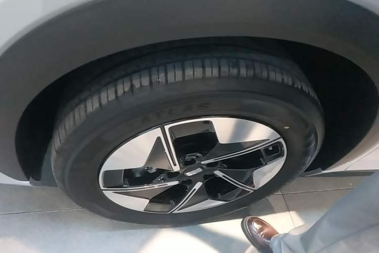 Used Geely Galaxy E5 2024 440km Launch Edition Left Front Wheel Hub
