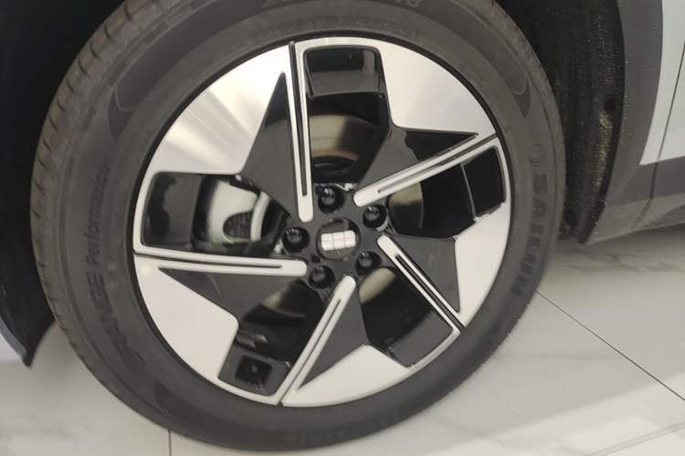Used Geely Galaxy E5 2024 Model 530km Business Edition Left Front Wheel Hub