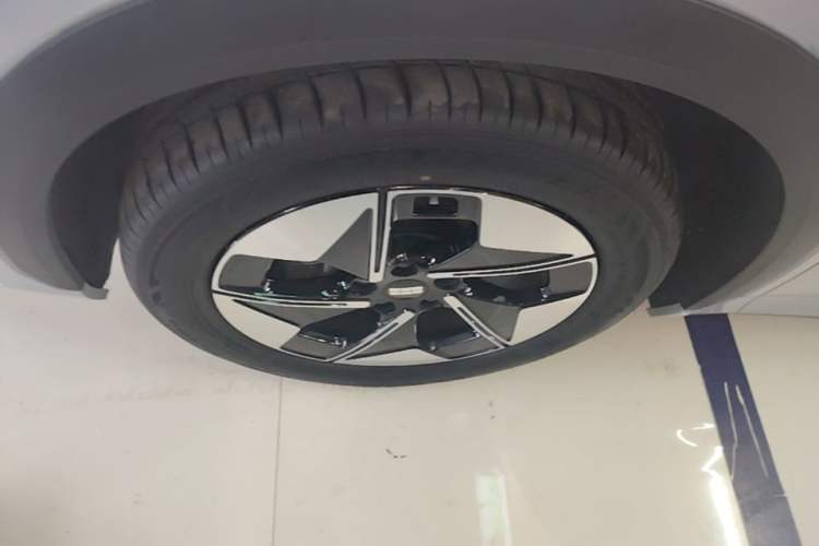 Used Geely Galaxy E5 2024 530 km Exploration+ Version Left Front Wheel Hub
