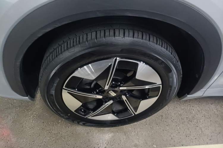 Used Geely Galaxy E5 2024 530 km Exploration+ Version Left Front Wheel Hub