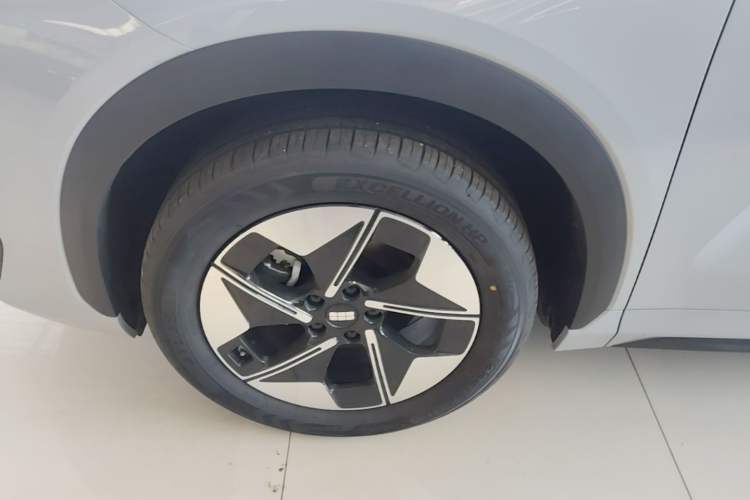 Used Geely Galaxy E5 2024 440km Launch Edition Left Front Wheel Hub