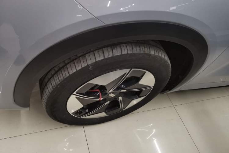 Used Geely Galaxy E5 2024 440km Launch Edition Left Front Wheel Hub