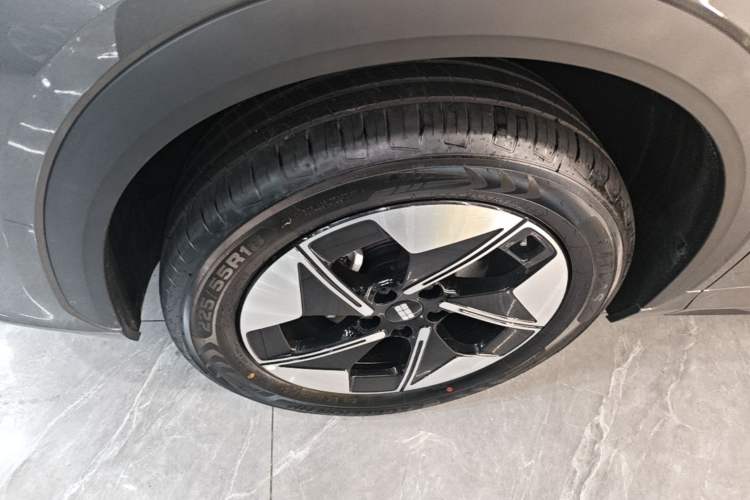 Used Geely Galaxy E5 2024 440km Launch Edition Left Front Wheel Hub