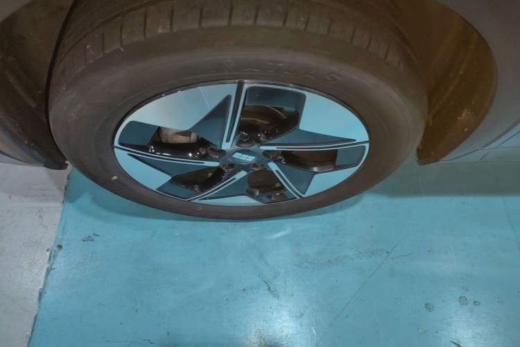 Used Geely Galaxy E5 2024 440km Launch Edition Left Front Wheel Hub