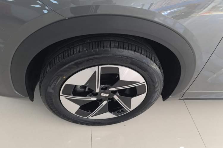 Used Geely Galaxy E5 2024 440km Exploration Version Left Front Wheel Hub