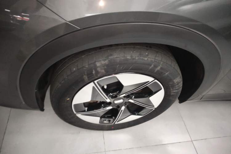 Used Geely Galaxy E5 2024 530 km Exploration+ Version Left Front Wheel Hub