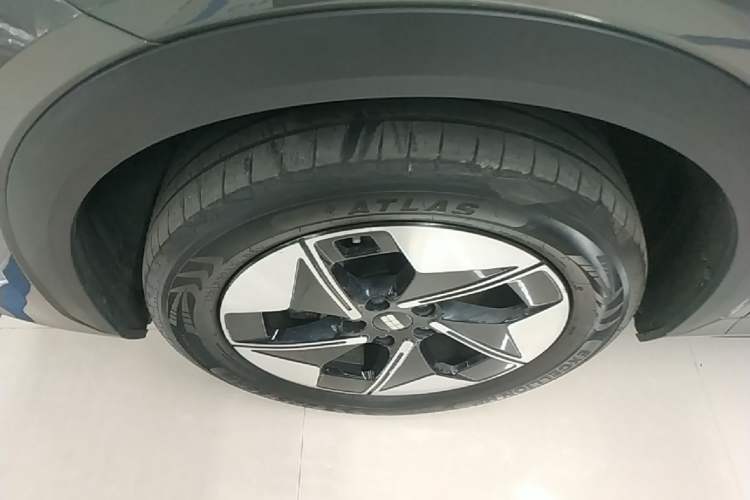 Used Geely Galaxy E5 2024 530 km Exploration+ Version Left Front Wheel Hub