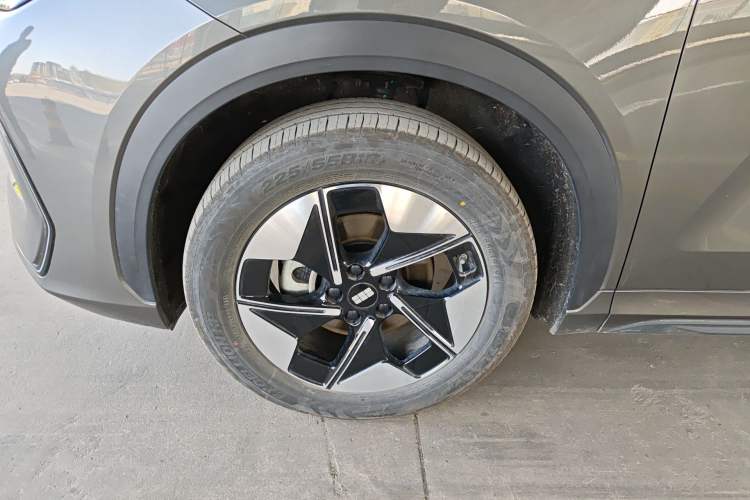 Used Geely Galaxy E5 2024 530 km Exploration+ Version Left Front Wheel Hub