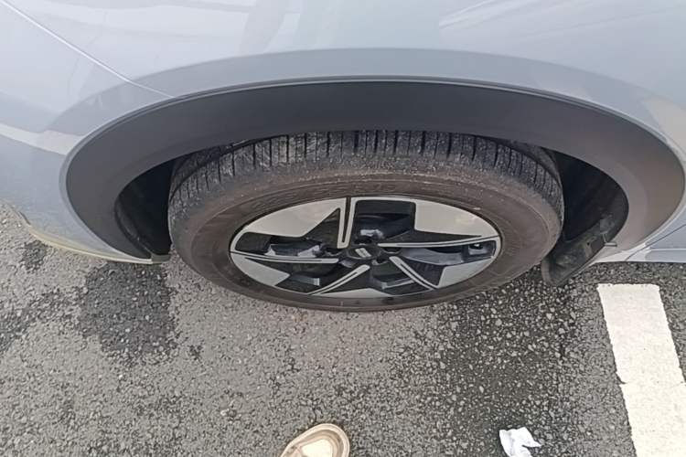 Used Geely Galaxy E5 2024 530 km Exploration+ Version Left Front Wheel Hub