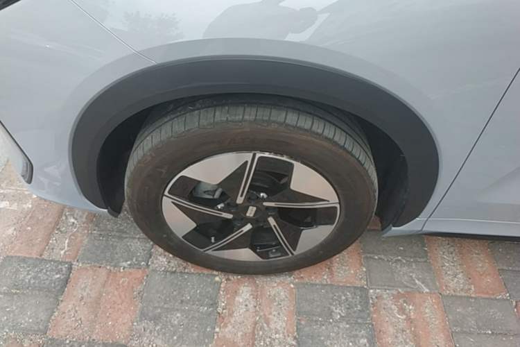 Used Geely Galaxy E5 2024 440km Exploration Version Left Front Wheel Hub
