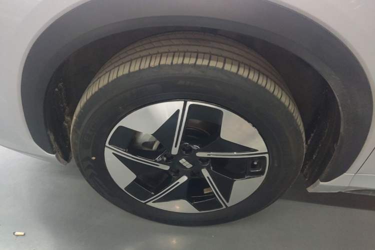 Used Geely Galaxy E5 2024 440km Exploration Version Left Front Wheel Hub