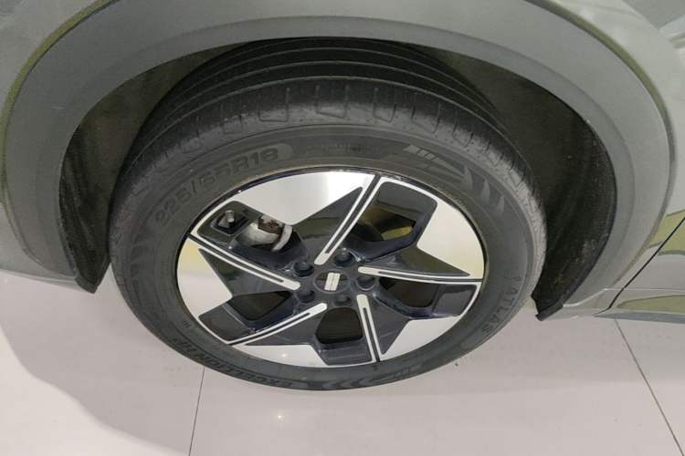Used Geely Galaxy E5 2024 440km Exploration Version Left Front Wheel Hub