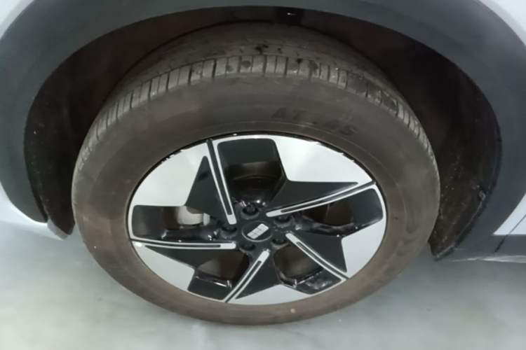 Used Geely Galaxy E5 2024 Model 530km Business Edition Left Front Wheel Hub