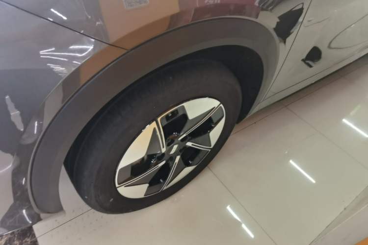 Used Geely Galaxy E5 2024 440km Exploration Version Left Front Wheel Hub