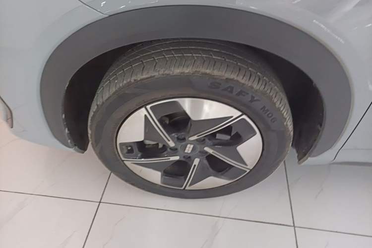 Used Geely Galaxy E5 2024 440km Launch Edition Left Front Wheel Hub