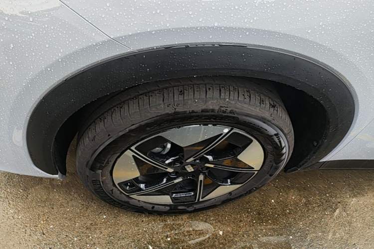 Used Geely Galaxy E5 2024 Model 530km Business Edition Left Front Wheel Hub