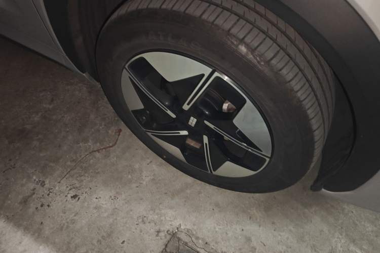 Used Geely Galaxy E5 2024 530 km Exploration+ Version Right Front Wheel Hub