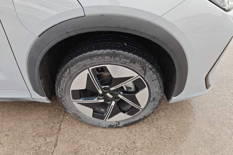 Used Geely Galaxy E5 2024 530km Long-Range Version Right Front Wheel Hub