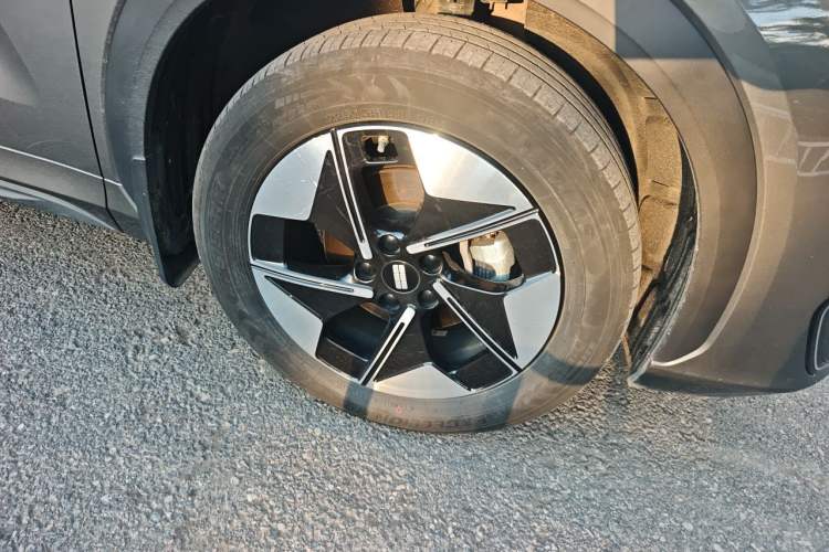 Used Geely Galaxy E5 2024 530km Long-Range Version Right Front Wheel Hub