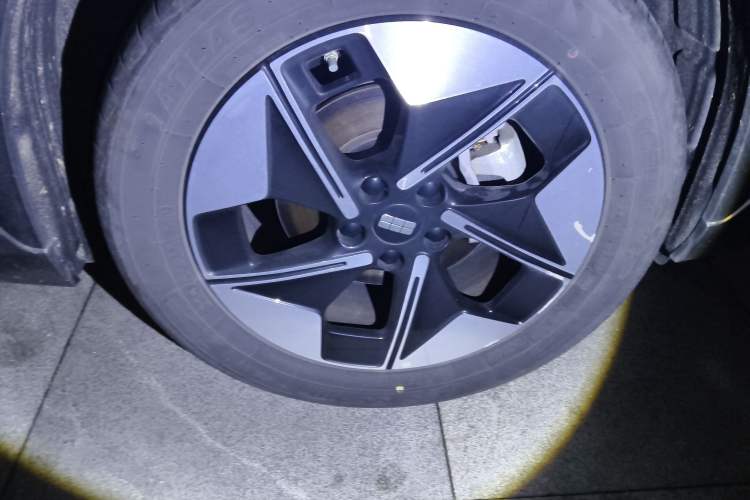 Used Geely Galaxy E5 2024 440km Exploration Version Right Front Wheel Hub