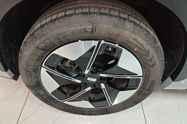 Used Geely Galaxy E5 2024 530 km Exploration+ Version Right Rear Wheel Hub