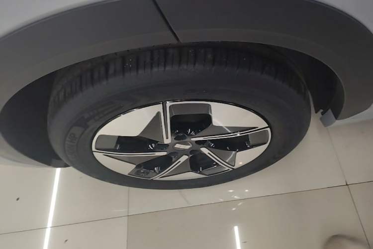 Used Geely Galaxy E5 2024 530 km Exploration+ Version Right Rear Wheel Hub