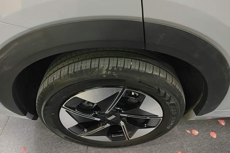 Used Geely Galaxy E5 2024 440km Exploration Version Right Rear Wheel Hub