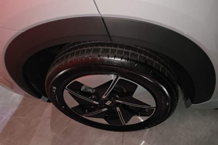 Used Geely Galaxy E5 2024 440km Launch Edition Right Rear Wheel Hub