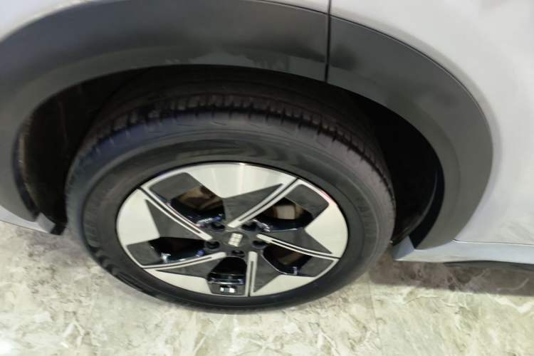 Used Geely Galaxy E5 2024 530 km Exploration+ Version Right Rear Wheel Hub