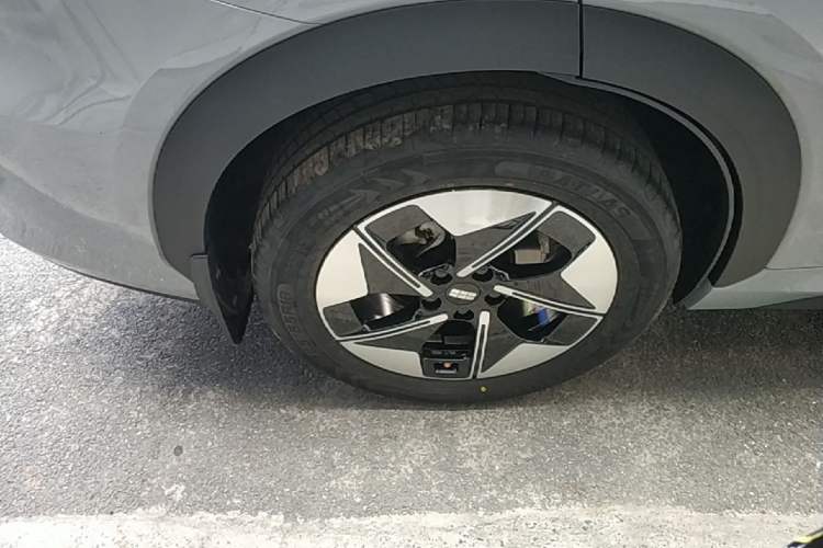 Used Geely Galaxy E5 2024 440km Launch Edition Right Rear Wheel Hub