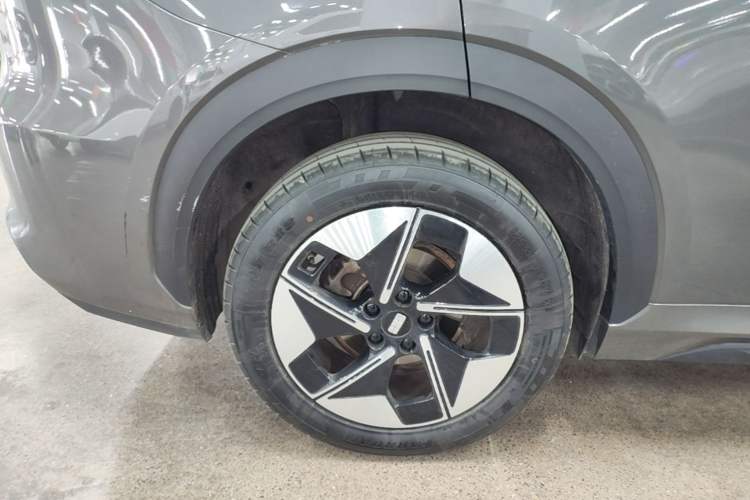 Used Geely Galaxy E5 2024 530 km Exploration+ Version Right Rear Wheel Hub