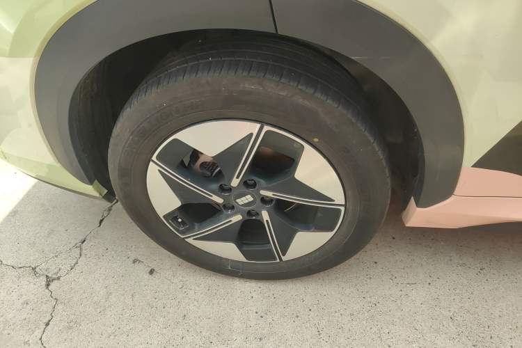 Used Geely Galaxy E5 2024 530 km Exploration+ Version Right Rear Wheel Hub