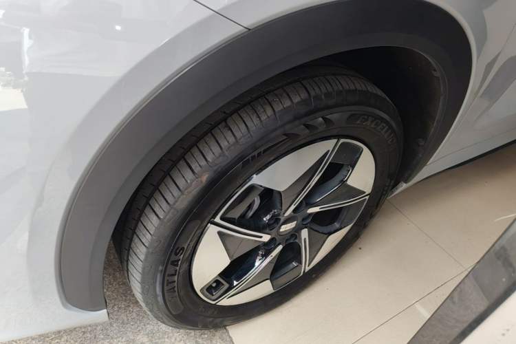 Used Geely Galaxy E5 2024 530 km Exploration+ Version Left Front Wheel Hub