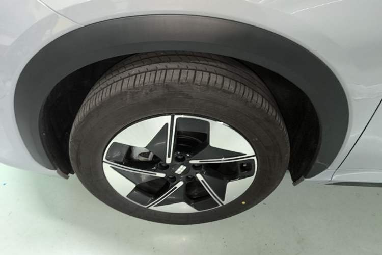 Used Geely Galaxy E5 2024 530 km Exploration+ Version Left Front Wheel Hub