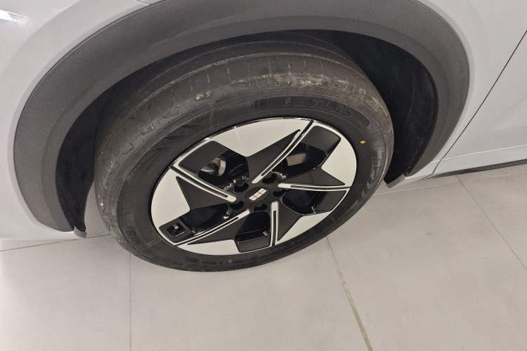 Used Geely Galaxy E5 2024 530 km Exploration+ Version Left Front Wheel Hub