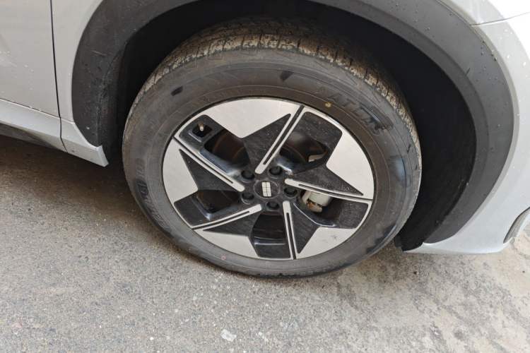 Used Geely Galaxy E5 2024 440km Exploration Version Right Front Wheel Hub