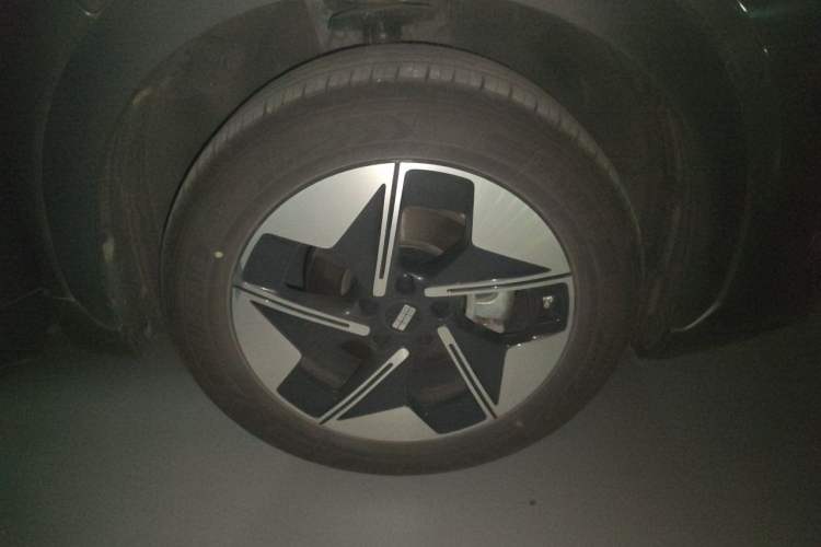 Used Geely Galaxy E5 2024 440km Exploration Version Right Front Wheel Hub