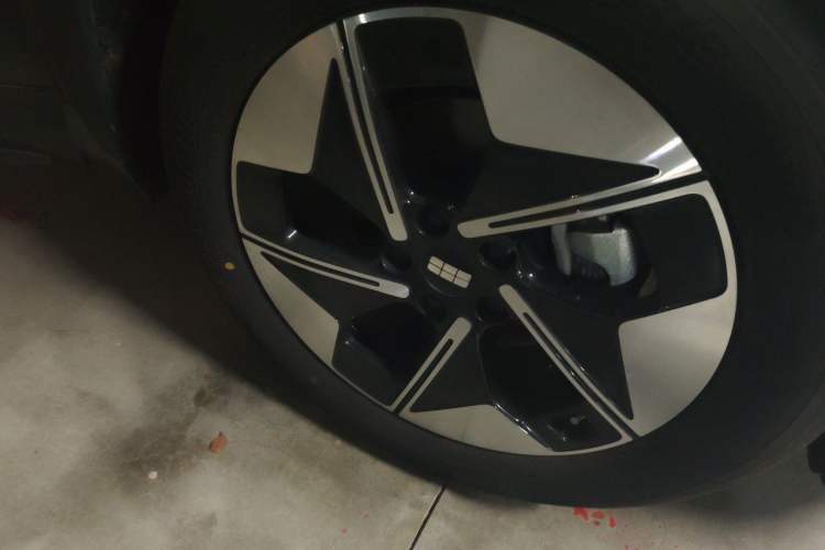 Used Geely Galaxy E5 2024 530 km Exploration+ Version Right Front Wheel Hub