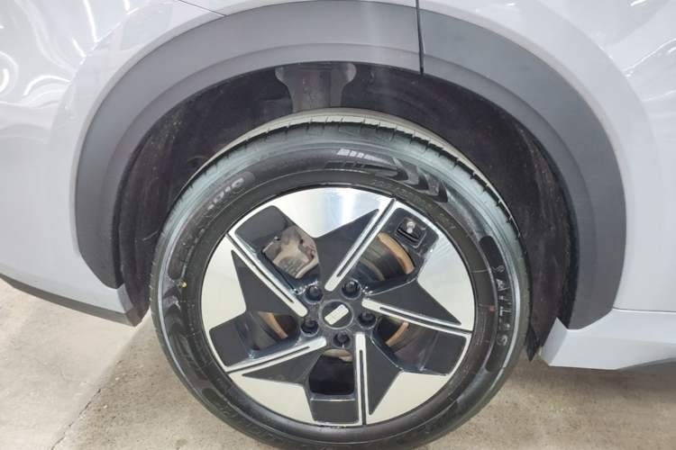 Used Geely Galaxy E5 2024 530 km Exploration+ Version Right Rear Wheel Hub