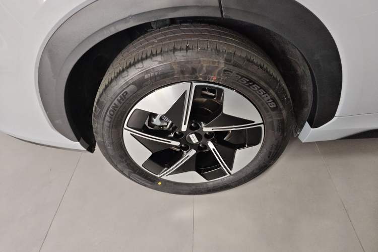Used Geely Galaxy E5 2024 530 km Exploration+ Version Right Rear Wheel Hub