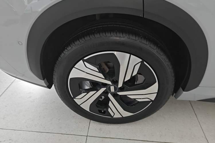 Used Geely Galaxy E5 2024 530km Starship Edition Right Rear Wheel Hub