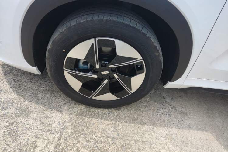 Used Geely Galaxy E5 2024 440km Launch Edition Left Front Wheel Hub