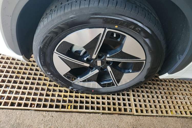 Used Geely Galaxy E5 2024 440km Exploration Version Left Front Wheel Hub