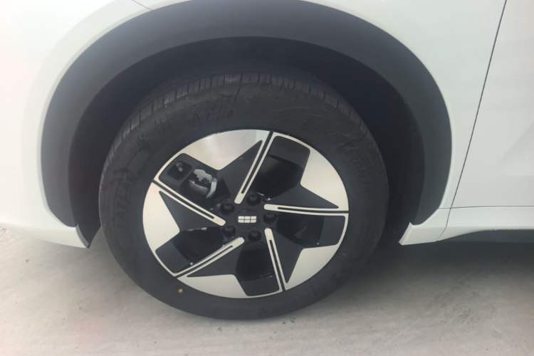 Used Geely Galaxy E5 2024 440km Launch Edition Left Front Wheel Hub