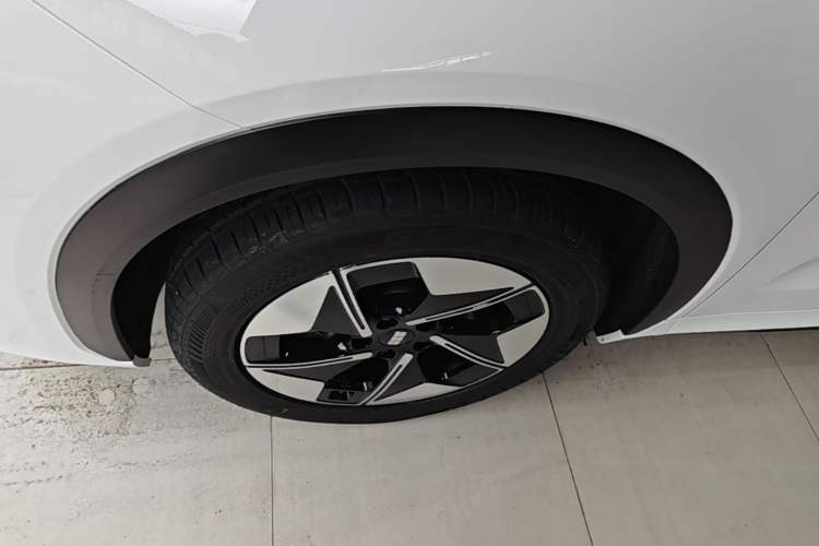 Used Geely Galaxy E5 2024 530km Long-Range Version Left Front Wheel Hub